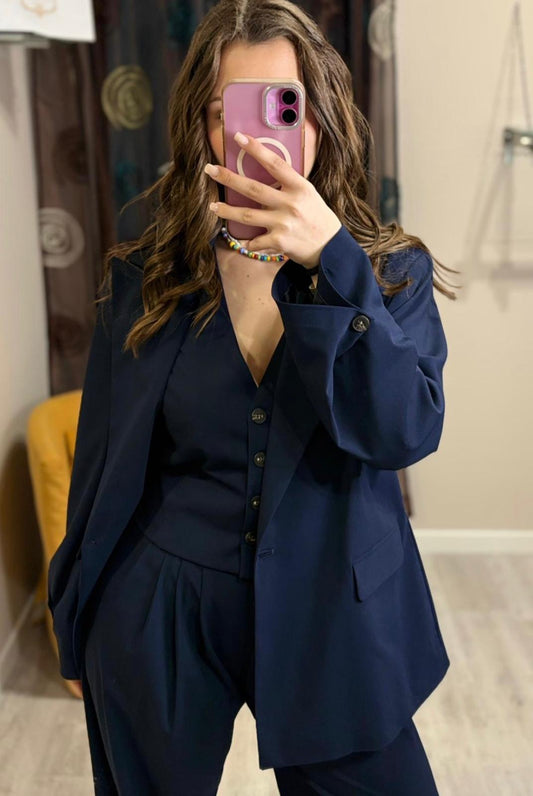 Completo con blazer monopetto e pantaloni a palazzo