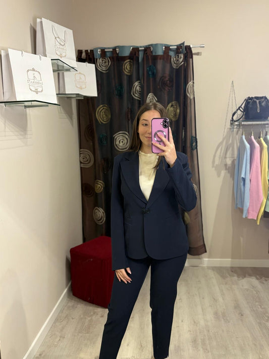 Completo con giacca monopetto e pantalone a sigaretta