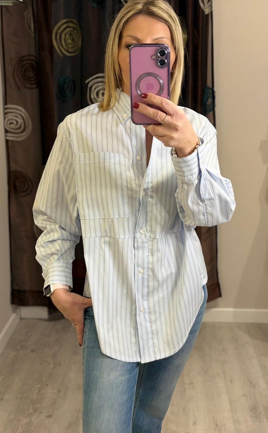 Camicia a righe con cuciture sul punto vita