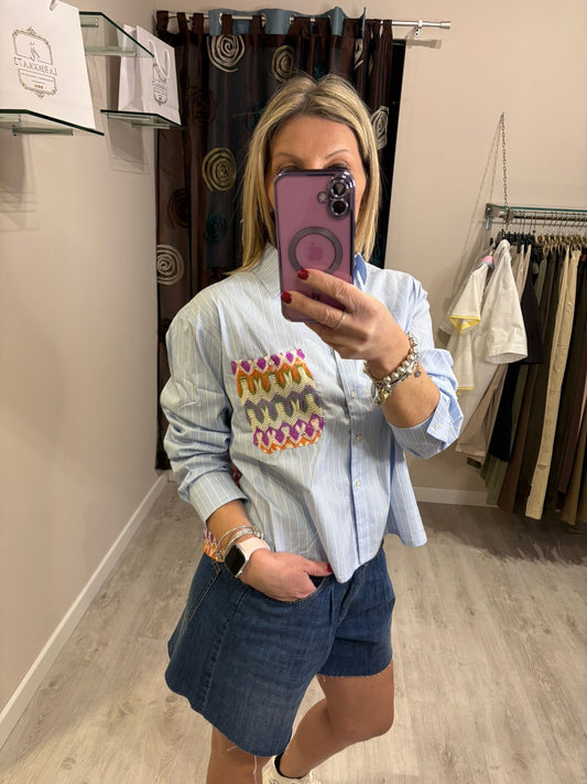 Camicia con ricamo colorato