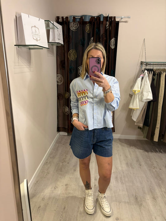 Camicia con ricamo colorato