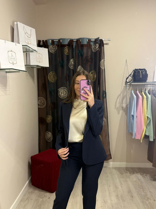 Completo con giacca monopetto e pantalone a sigaretta