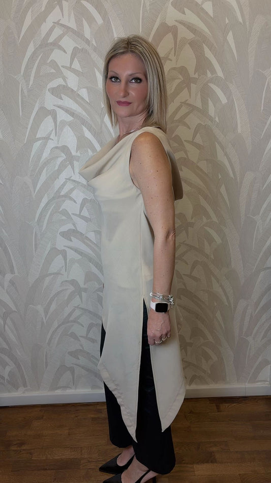 Blusa con taglio a punta