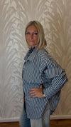 Camicia a righe over con fiore