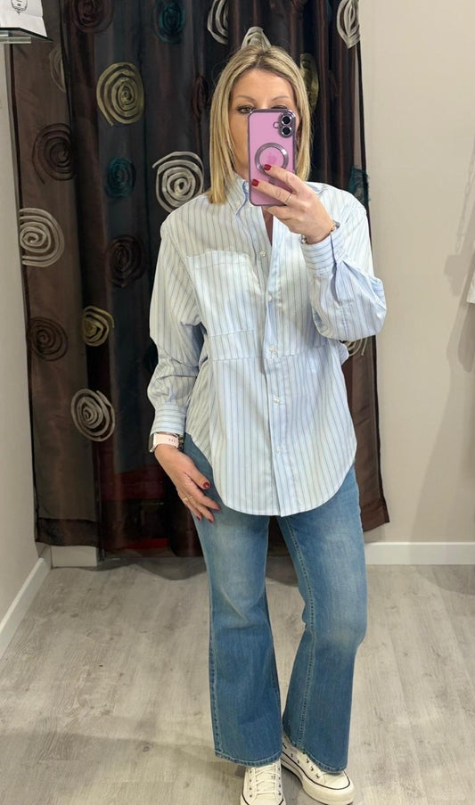 Camicia a righe con cuciture sul punto vita