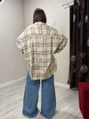 Camicia over con scritta.