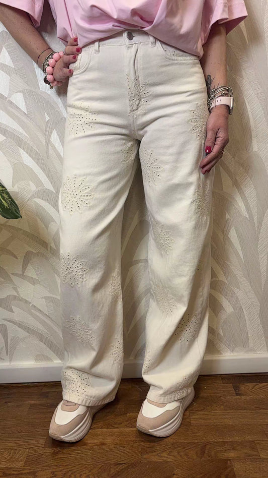 Jeans con ricamo