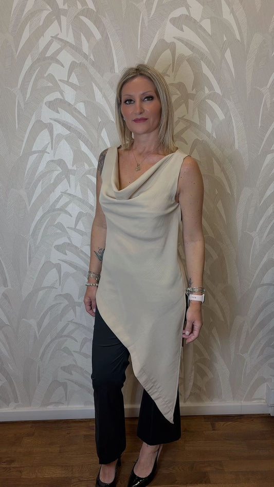 Blusa con taglio a punta